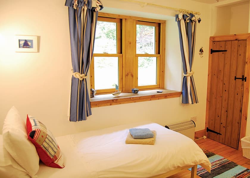 Shore Cottage twin bedded room | Shore Cottage, Nr. Tarbert