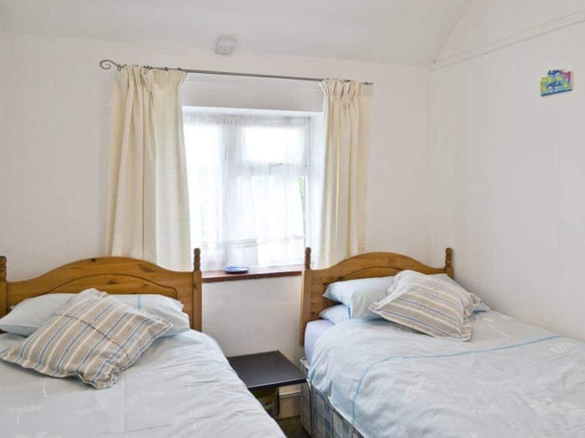 Twin bedroom | Heath View Cottage, Westleton