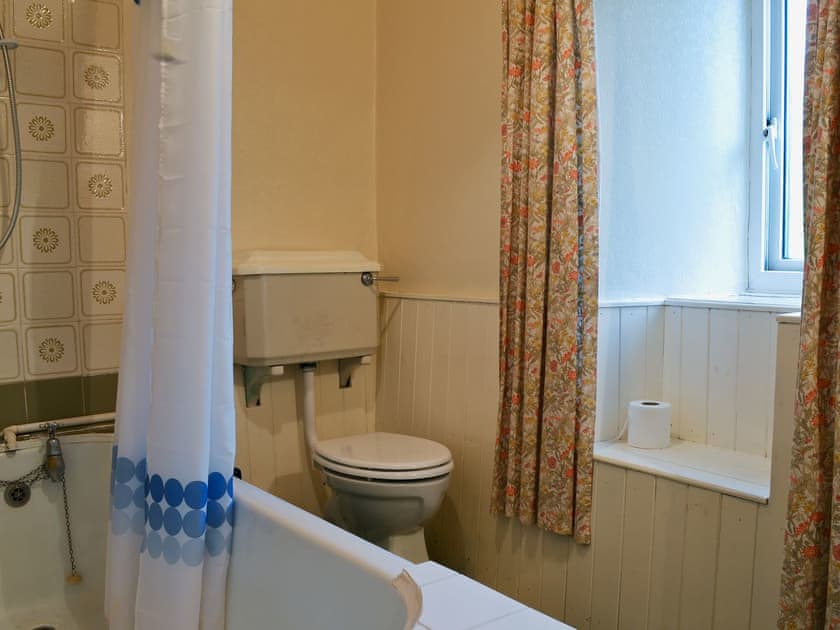 Bathroom | Gallt-y-Balch, Bodorgan, Anglesey