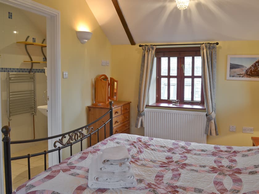 Double Bedroom and En-suite | Barfield’s Cherry Tree Cottage, Canworthy Water, near Crackington Haven