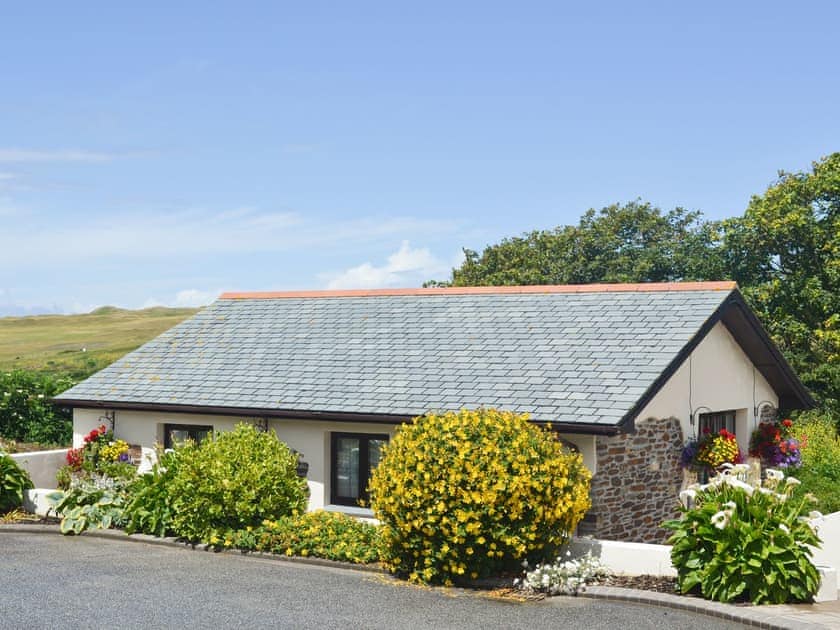 Exterior | Pencrennow Farm Cottages - The Gatehouse, Perranporth