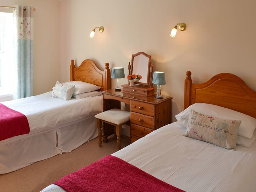 Twin bedroom | Meadow Cottage - Cannalidgey Cottages, St Issey, near Padstow
