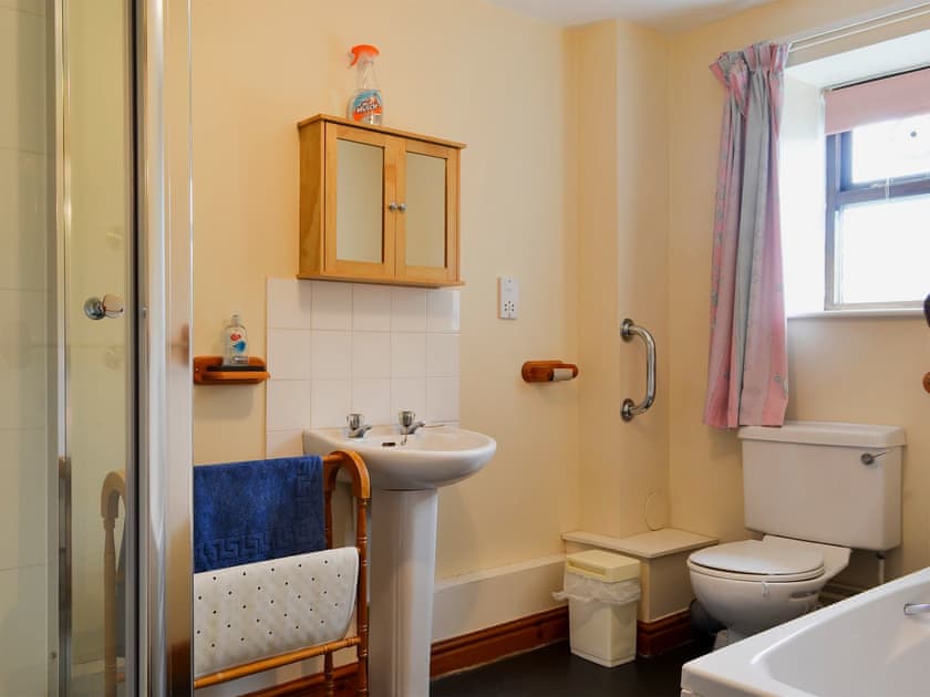 En-suite bathroom | Halford Big Barn, Craven Arms