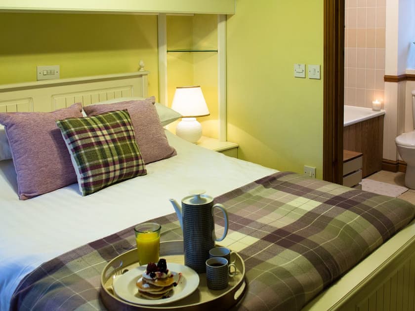 Cosy double bedroom with en-suite | Moorhens Cottage, Cotswold Water Parks