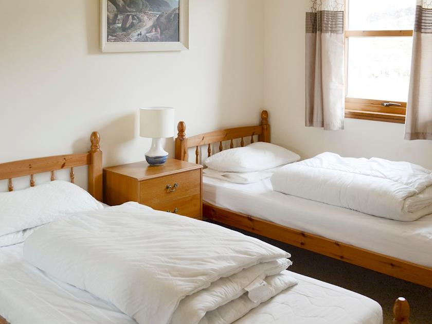 Relaxing twin bedroom | Lochinchard Cottage, Kinlochbervie, Sutherland