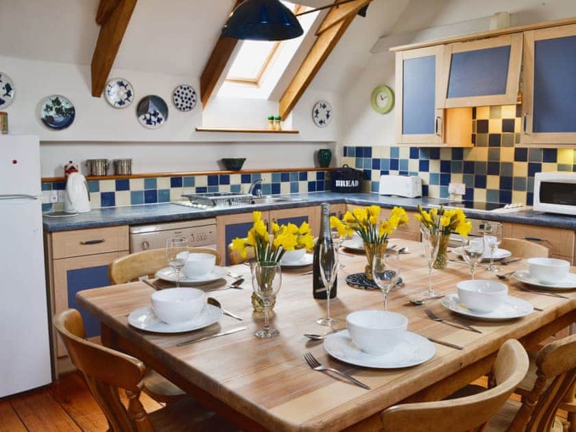 Open plan living/dining room/kitchen | Wheeldon Farm Adventure Cottages - Monkshood, Halwell, nr. Totnes