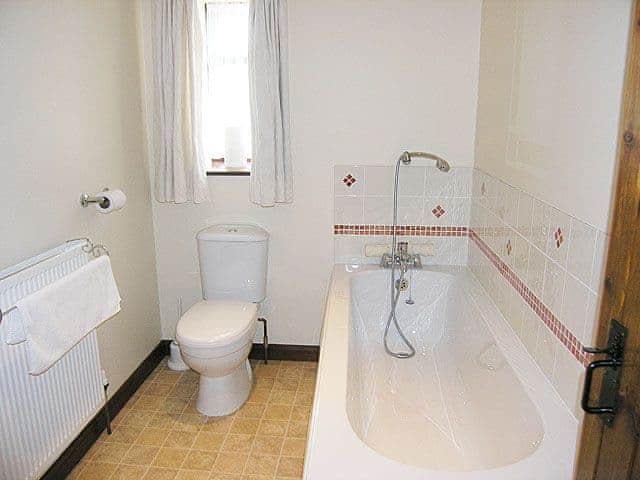 Bathroom | Oak Tree Cottage, Kirkbymoorside