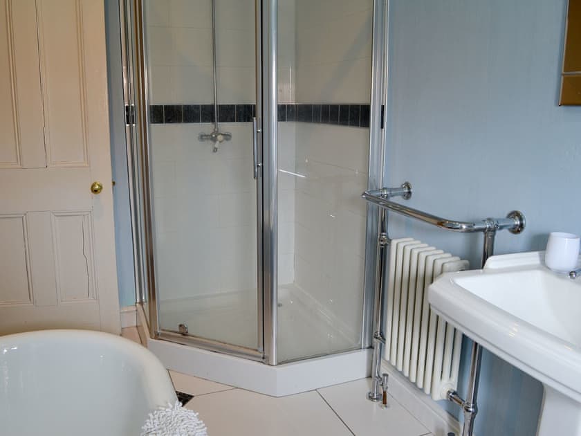 Bathroom with shower | Squirrel Cottage, Thornton-le-Dale