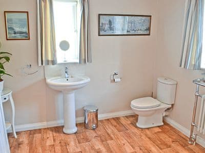 Bathroom | Heather Cottage, Thorpe Market