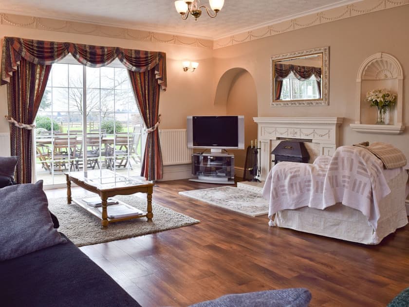 Spacious living room | New Inn House, Abbots Salford, near Stratford-upon-Avon