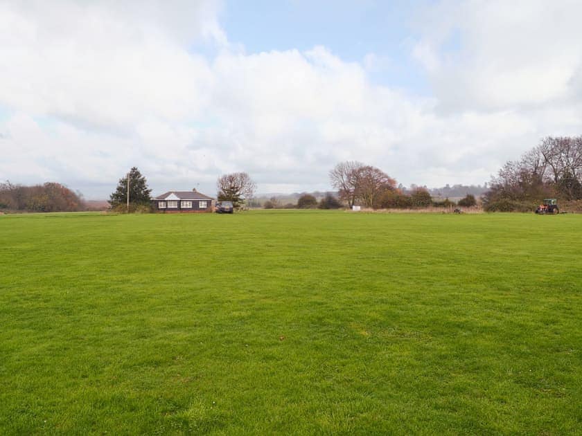 Garden and grounds | Linley Farm Cottages - Meadow View Cottage, St Osyth