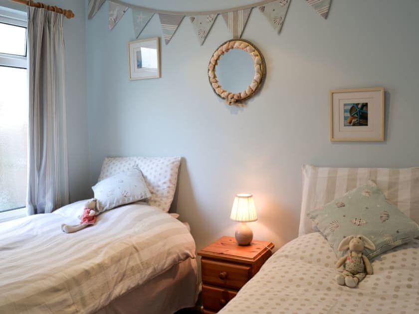 Twin bedroom | The Bow, Middleton-on-Sea