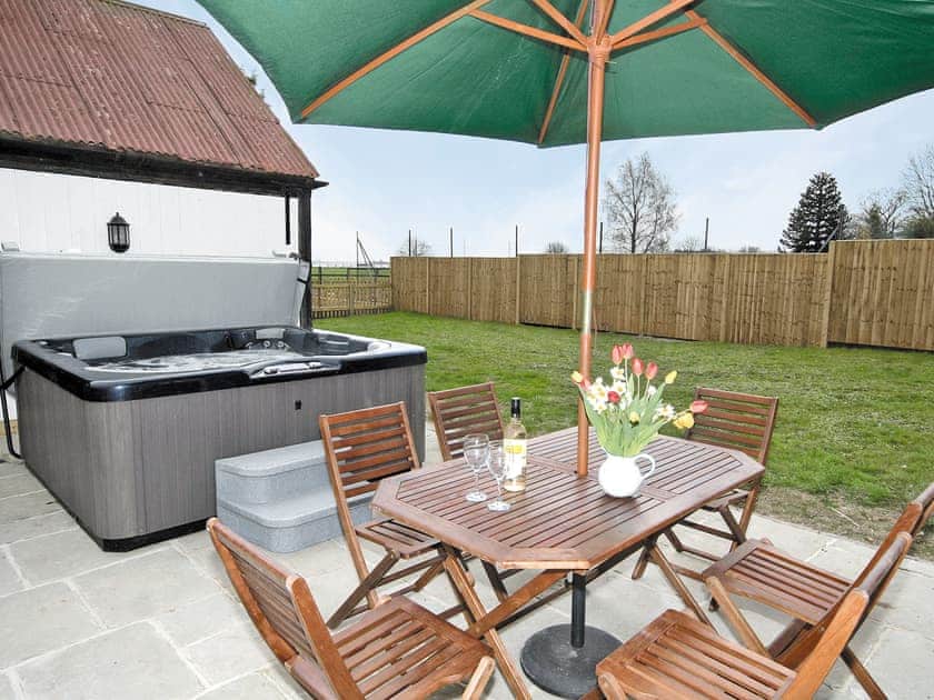 Hot tub | Beacon Cottage, Wainfleet St. Mary, nr. Skegness