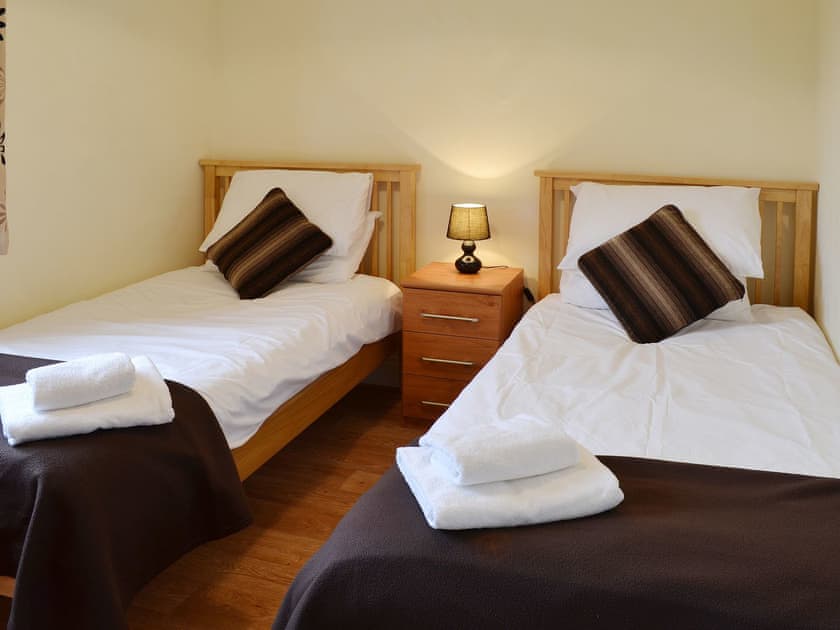 Twin bedroom | The Cart Shed - Decoy Farm Holiday Cottages, High Halstow, near Rochester