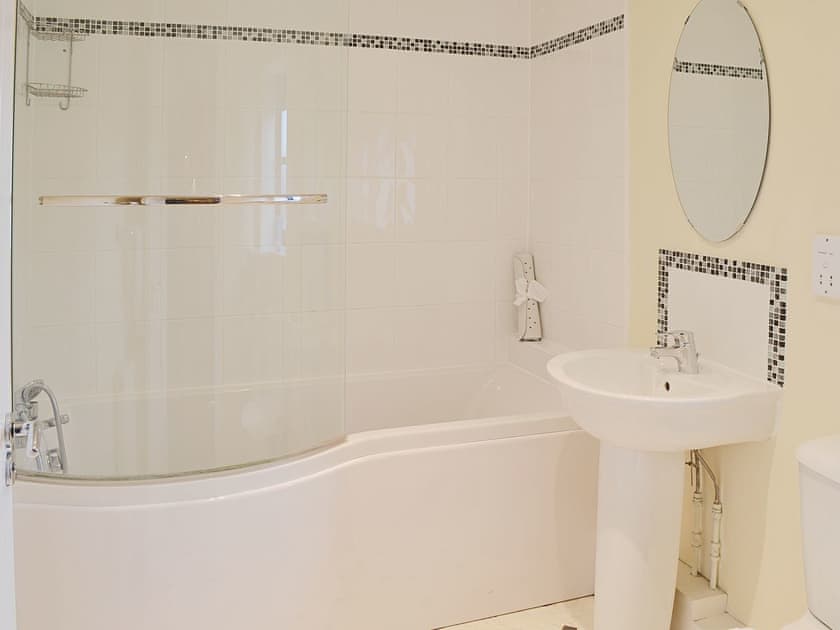 Bathroom | The Haybarn - Decoy Farm Holiday Cottages, High Halstow, near Rochester