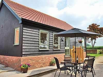Exterior | New Waters Holiday Cottages - Chestnut Cottage, Wortham, nr. Diss