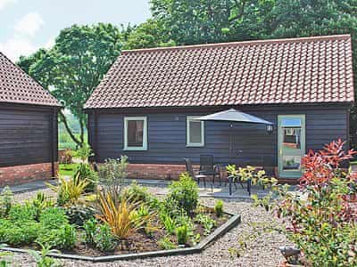 Exterior | New Waters Holiday Cottages - Chestnut Cottage, Wortham, nr. Diss