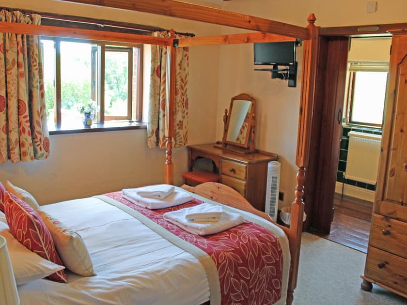Four poster bedroom | Whitwell Farm CottagesBrandy’s, Whitwell Farm, Colyford, near Seaton