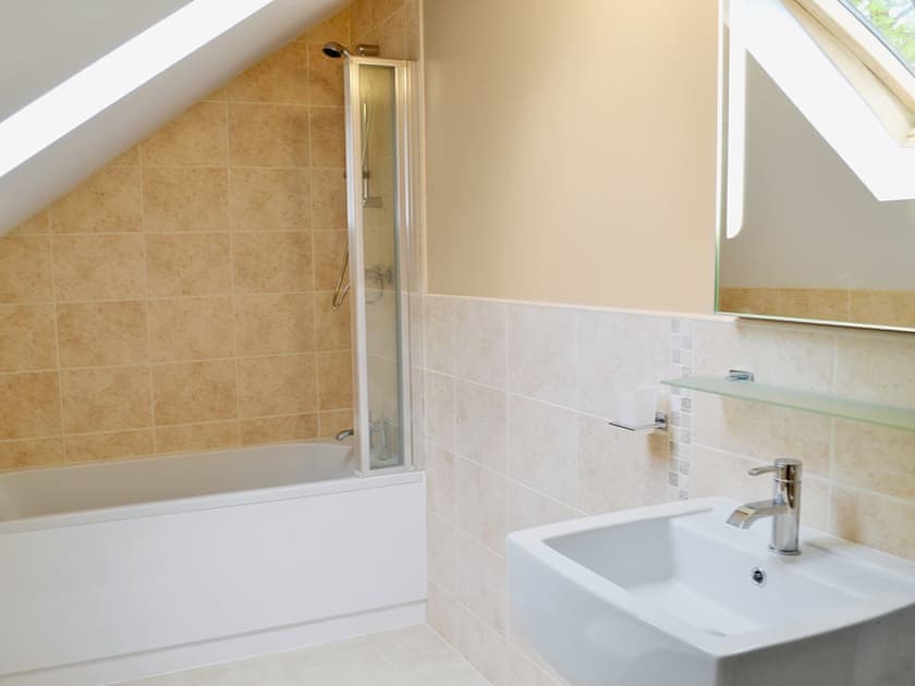 Light and airy bathroom  | Bwlch Y Person Barns -Cartws - Bwlch Y Person Barns, Dihewyd, near Aberaeron