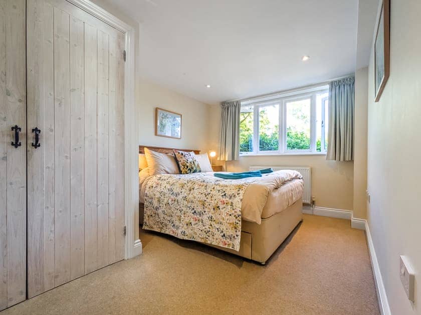 Main Bedroom with Kingsize Bed | Dove Cottage - Wissett Place Cottages, Halesworth