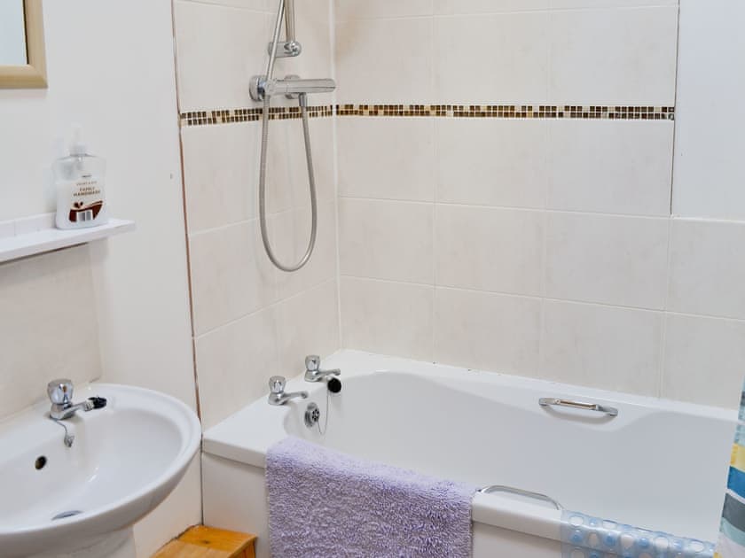 Bathroom | Ocean View - Ploughman’s Cottage, Flamborough, nr. Bridlington