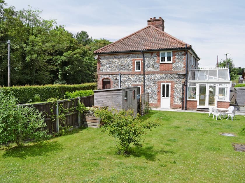 Large,  enclosed lawned garden | Heather Cottage, Thorpe Market