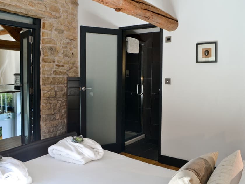 Double bedroom with en-suite shower room | The Barn, Brampton