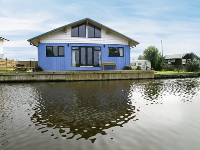 Martham Ferry Boat Yard Ferry Cottage Ref Cbbj In Martham