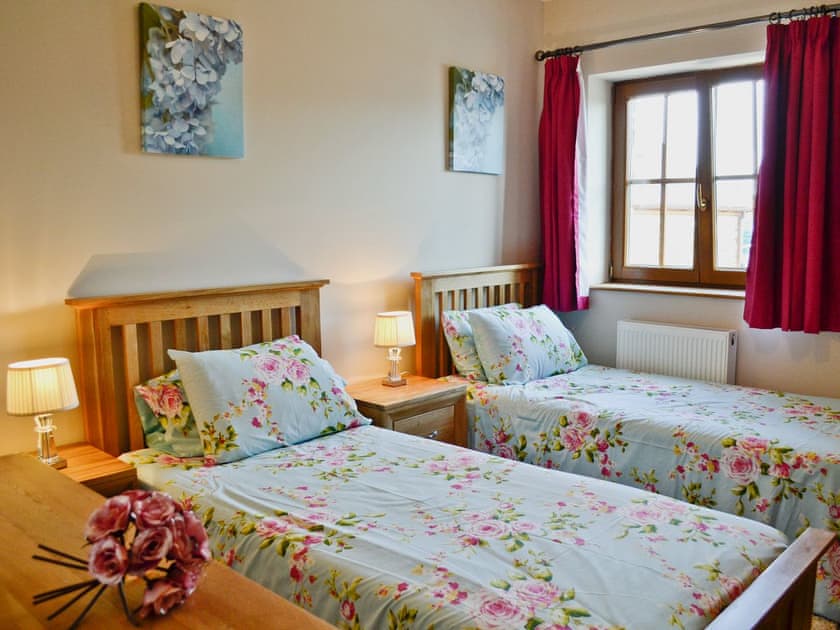 Twin bedroom | Ffynnonmeredydd Cottages - The Mill, Mydroilyn, nr. Aberaeron 