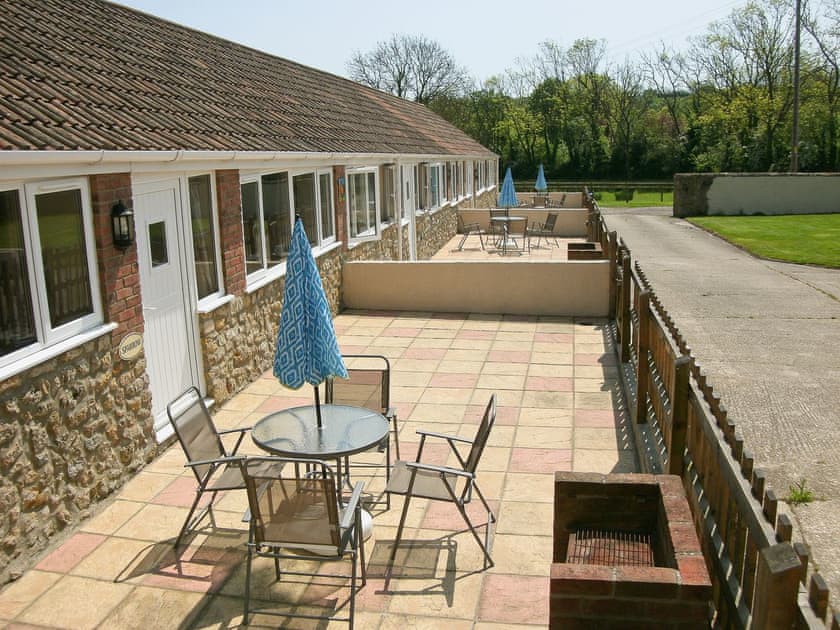 Exterior | Manor Court Cottages - Woodpecker, Shipton Gorge