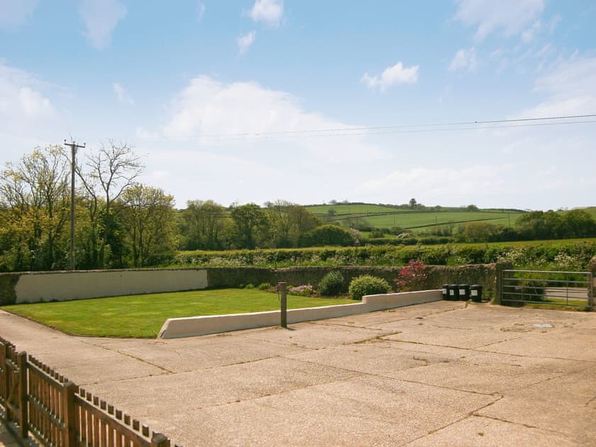 Exterior | Manor Court Cottages - Woodpecker, Shipton Gorge
