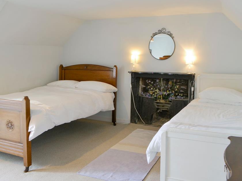 Airy twin bedroom | Burnfoot of Cluden, Holywood, by Dumfries