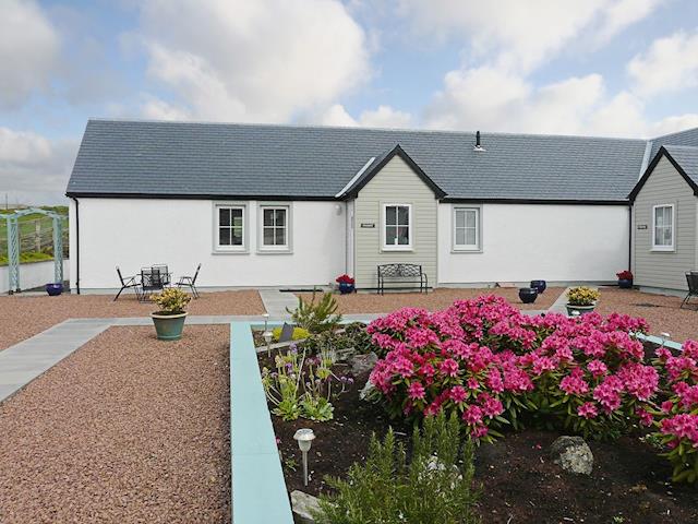 Osprey Hideaways Buzzard Cottage Ref 27940 In Stirling