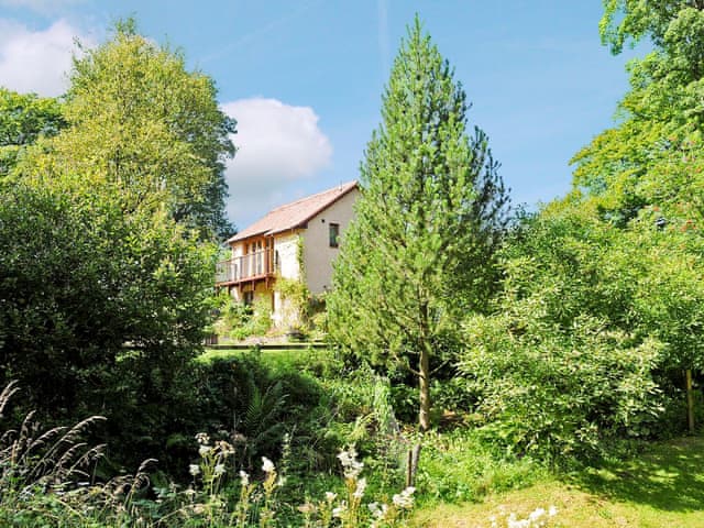 Upper Woodburn The Pavilion Ref 28064 In Milton Of Campsie