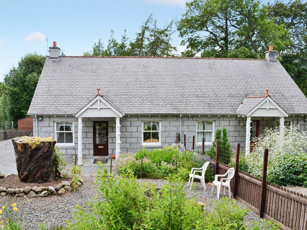 Horsechestnut Cottage Ref 14027 In Braemar Aberdeenshire