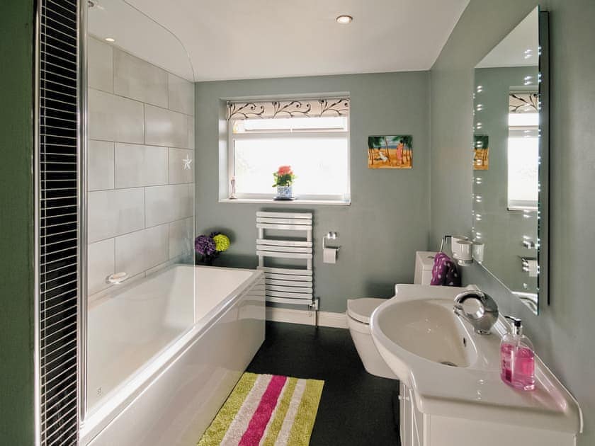 Bathroom | Hidden Garden Cottage, Wainfleet, nr. Skegness