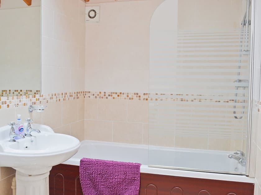 Bathroom | Newbiggin Gardens - Magpie Cottage, Filey