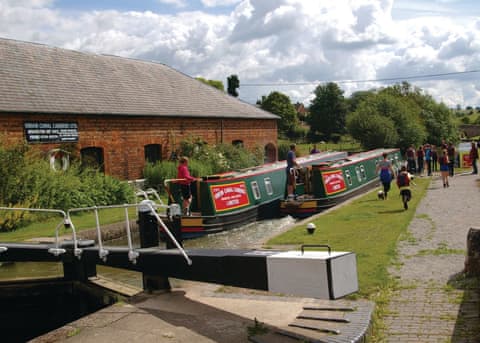 Canal Narrowboats sleeping 9+ persons