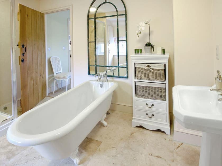En-suite | Scalby Lodge - Scarborough Cottage, Scalby, Scarborough