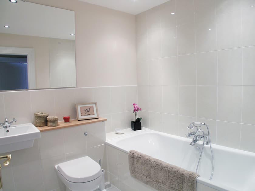 Bathroom | Blossom Cottage, Invergowrie, nr. Dundee