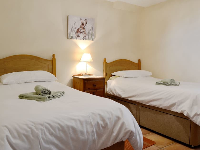 Cosy twin bedroom | Ty Hir - Bwlchgwyn Equestrian Holidays, Arthog, near Fairbourne