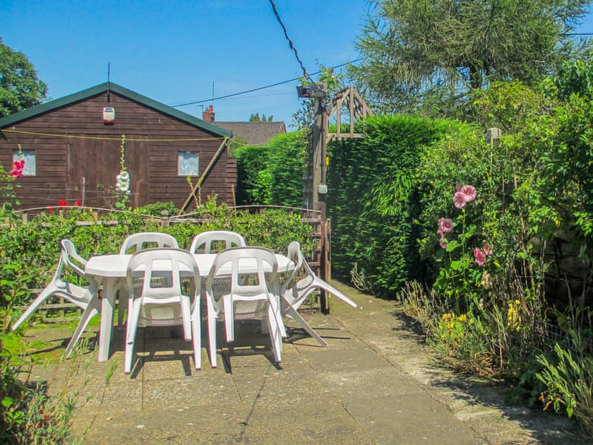 Additional outdoor furniture on patio area of rear garden | Heath View Cottage, Westleton