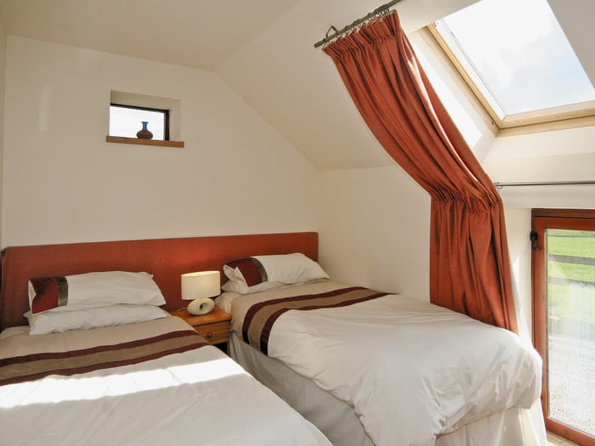 Twin bedroom | The Granary, Kinglsey Holt, nr. Ashbourne