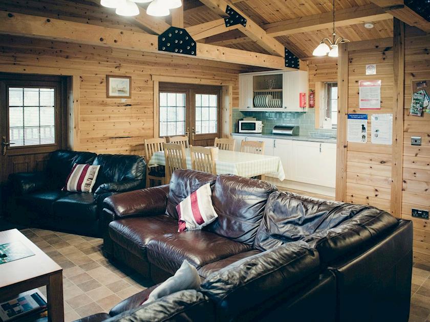 Convenient open-plan layout | No. 6 Lake View Lodge - Lake View Lodges, Old Leake, near Boston