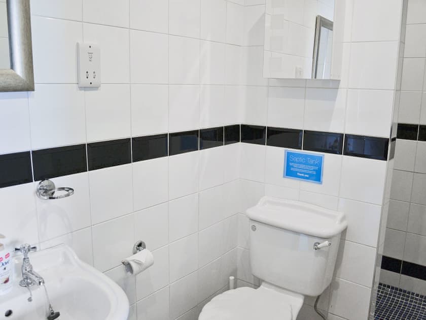 Shower room | Lower Marley Farm - Quince Cottage, Sedlescombe, nr. Battle