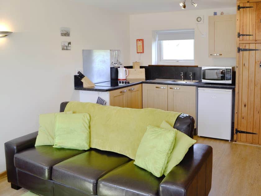 Open plan living/dining room/kitchen | Primrose Cottage, Winterbourne, Steepleton