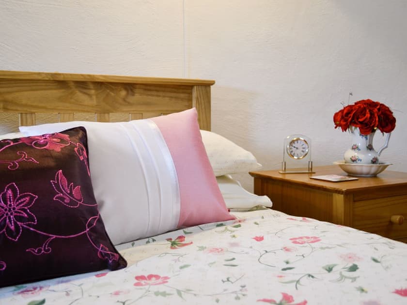 Double bedroom | Fordbrook Cottage, Brixton Torr