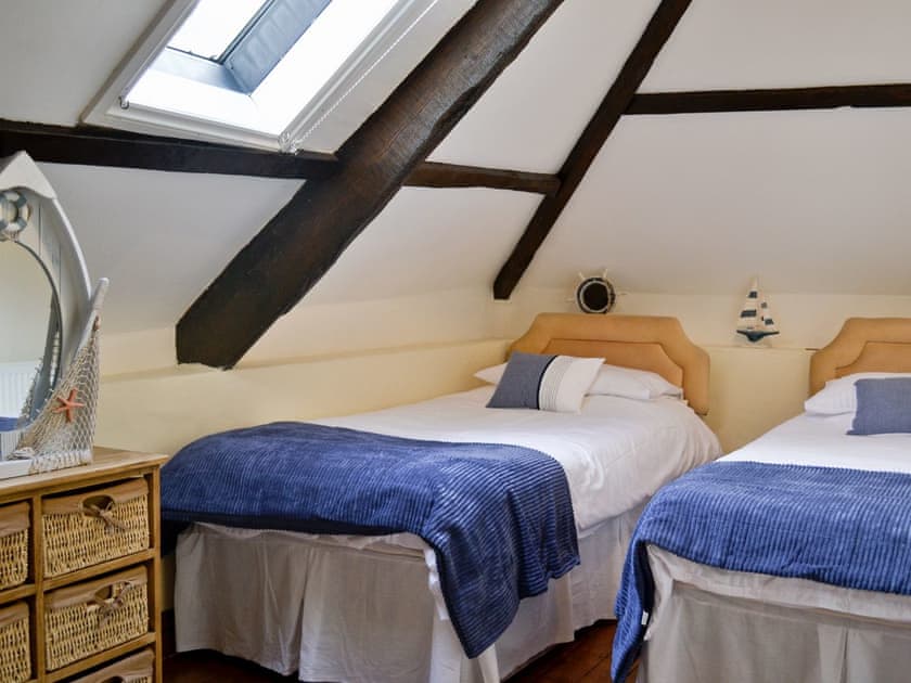 Twin bedroom | Fordbrook Cottage, Brixton Torr