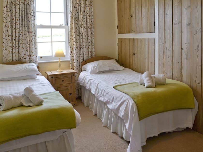 Convenient twin bedroom | Trew House, Stratton, Bude