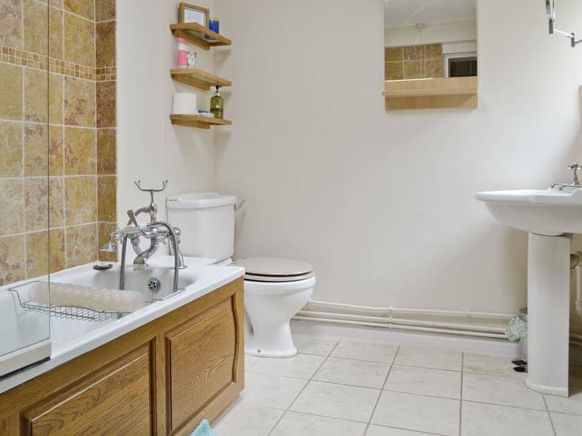 Bathroom | Rose Cottage Number 2, Chipping Campden